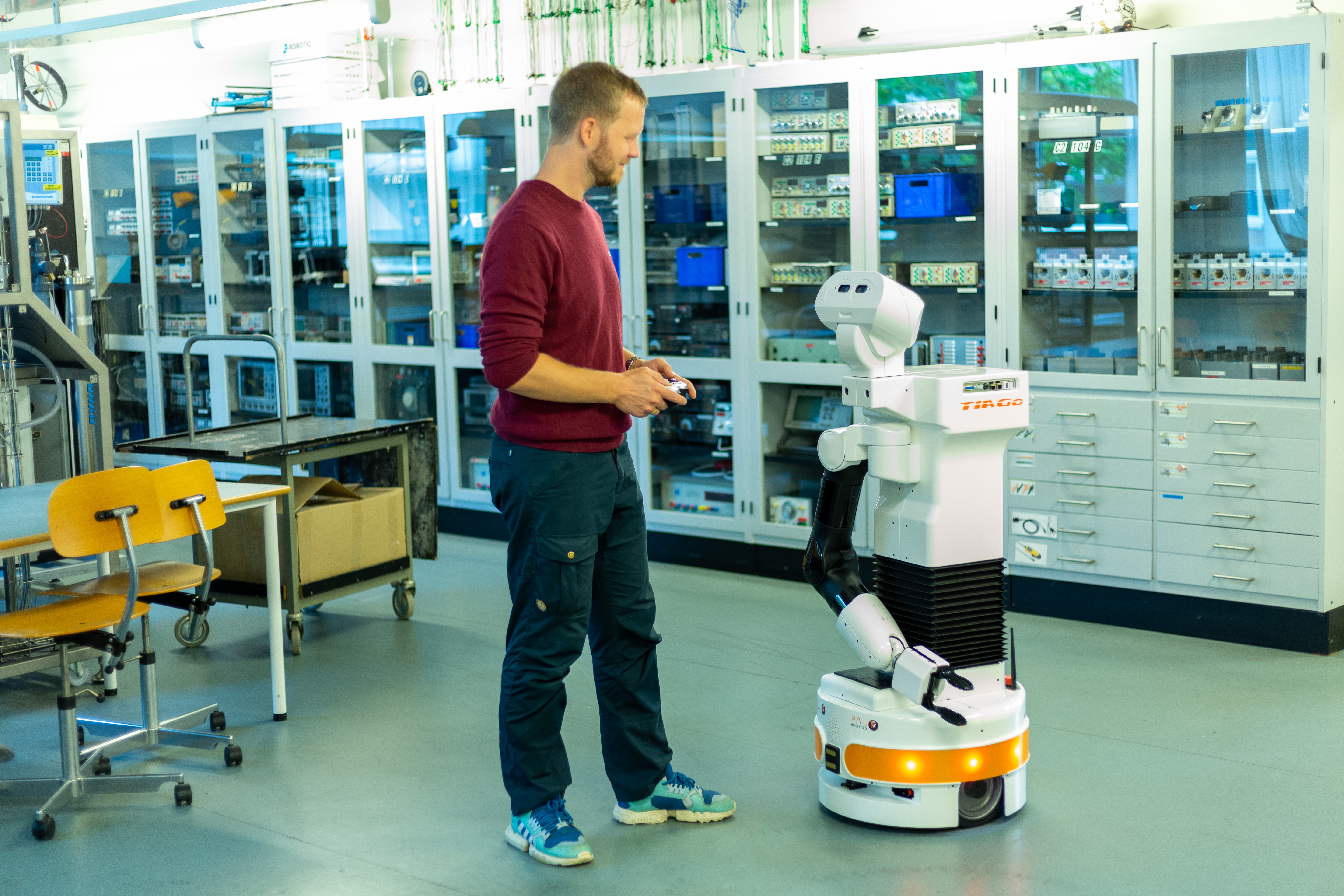 utilsigtet hændelse tang bestå AAU køber to nye robotter til brug i undervisningen