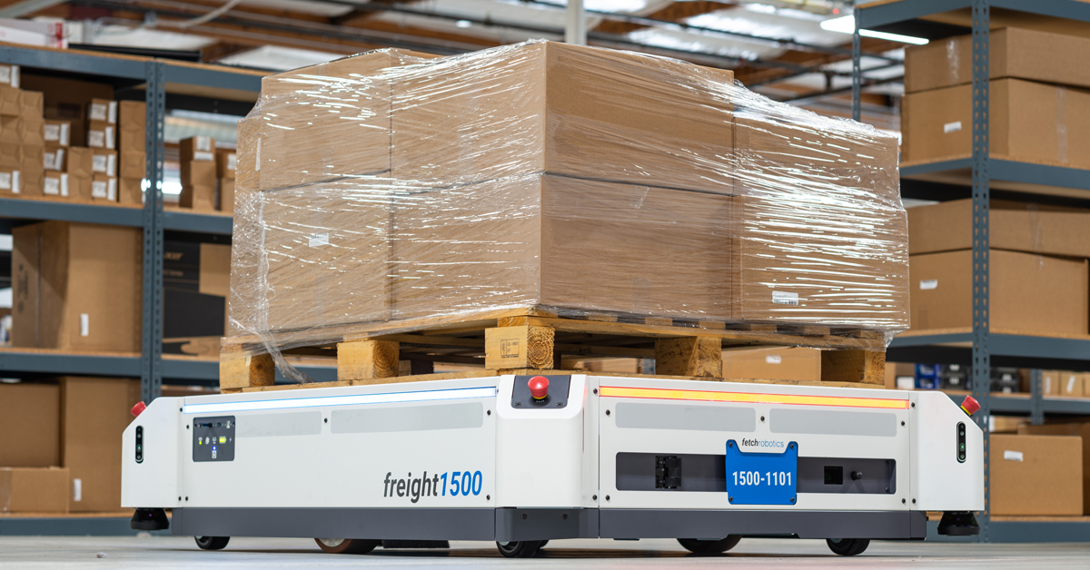 Freight 1500 robot fra Fetch Robotics transporterer tunge paller rundt på lageret.