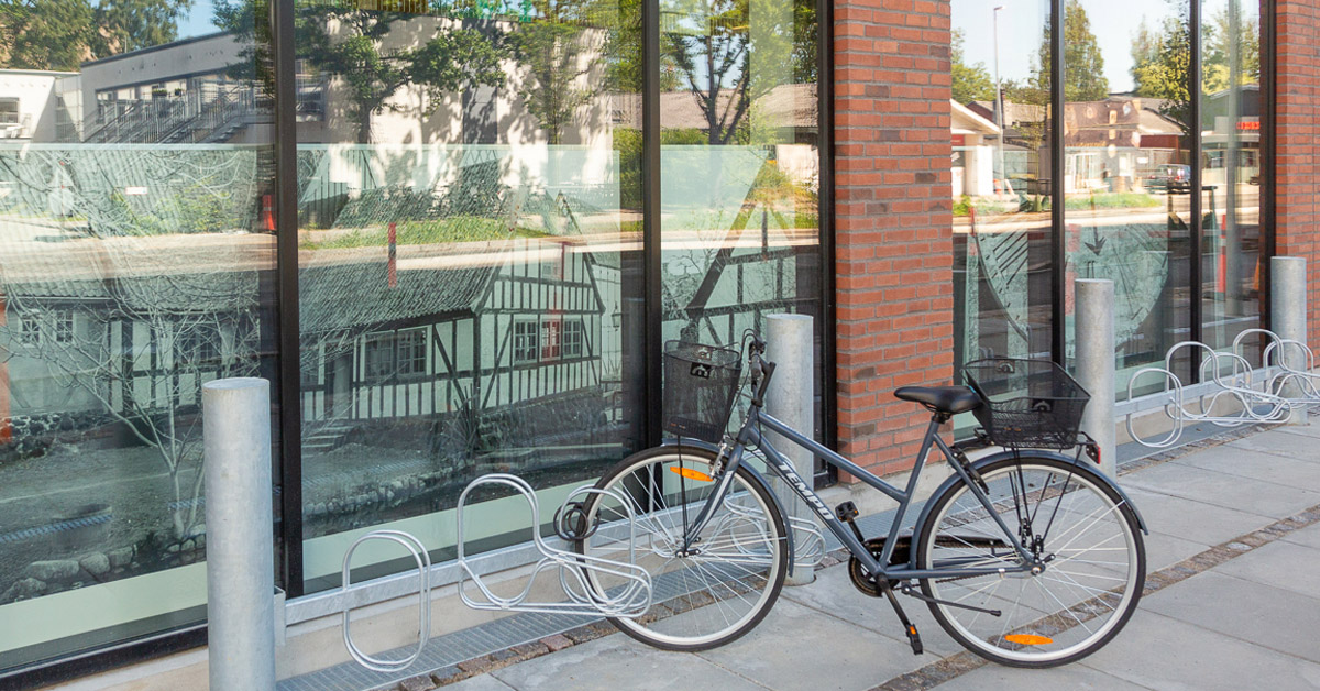 Kombineret cykelparkering og rambuksikring af butiksfacade