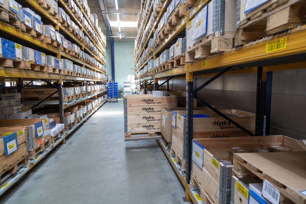 HydraSpecma har benyttet palleudtræk de seneste to år, og vi startede med et pilotprojekt i et afgrænset område af lageret, og da det havde kørt i et halvt års tid, var vi overbeviste om, at det var den rigtige løsning for os.