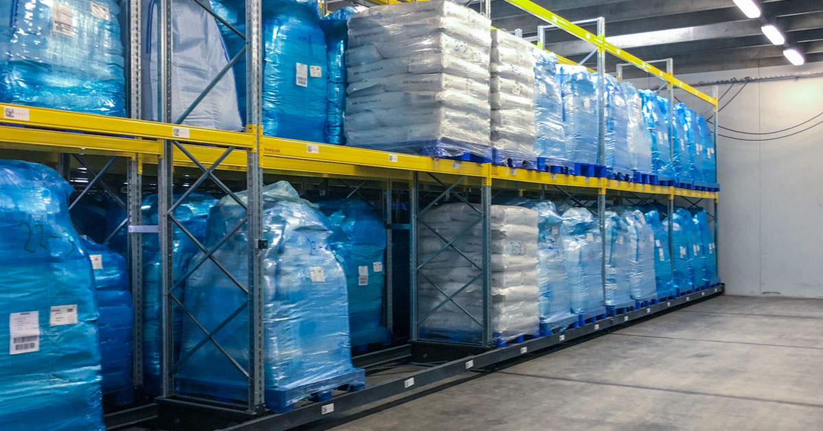 Princippet i den kompakte lagring, bruges også i pallereoler så de bliver mobile , som vist her.