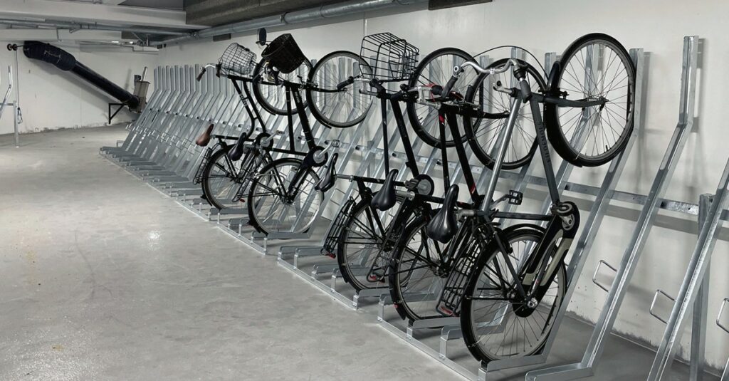 cykelstativer semivertikaler kampanilen karreerne
