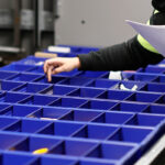 Inddeling med plastkasser i lagerautomat.